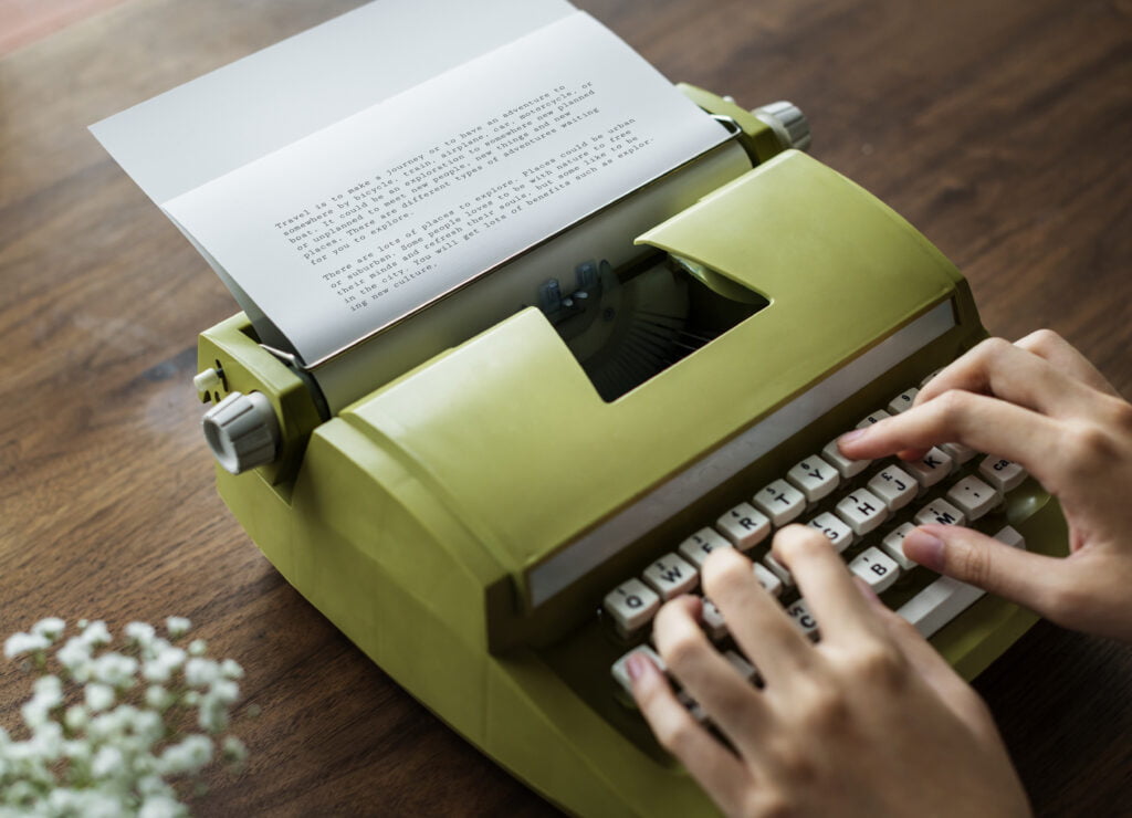 Imagen para anunciar la iniciativa "Cartas para el Tourette". En la imagen, aparecen unas manos escribiendo una carta en una máquina de escribir antigua.